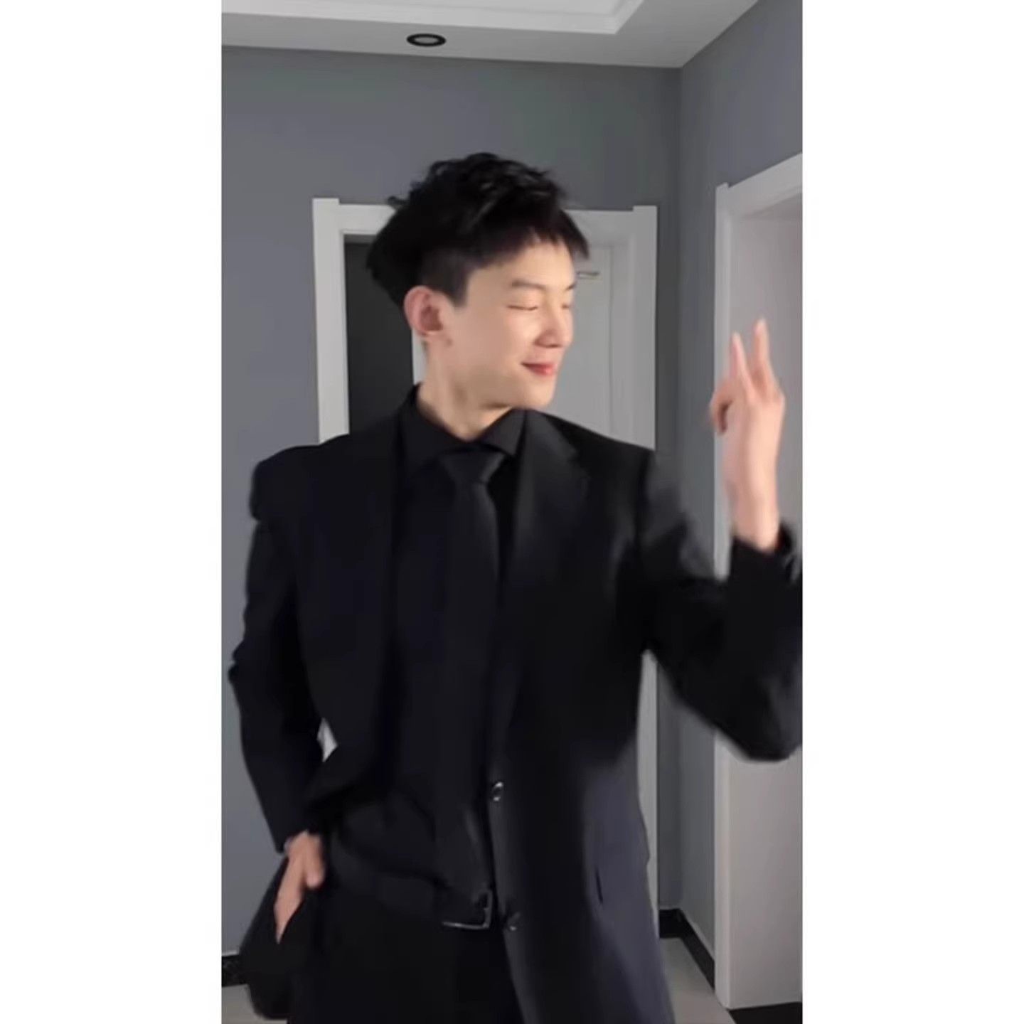 カジュアルメンズブラックスーツセット韓国風フルセット大人式典 - Shoulder Pad Set In のレビューと価格