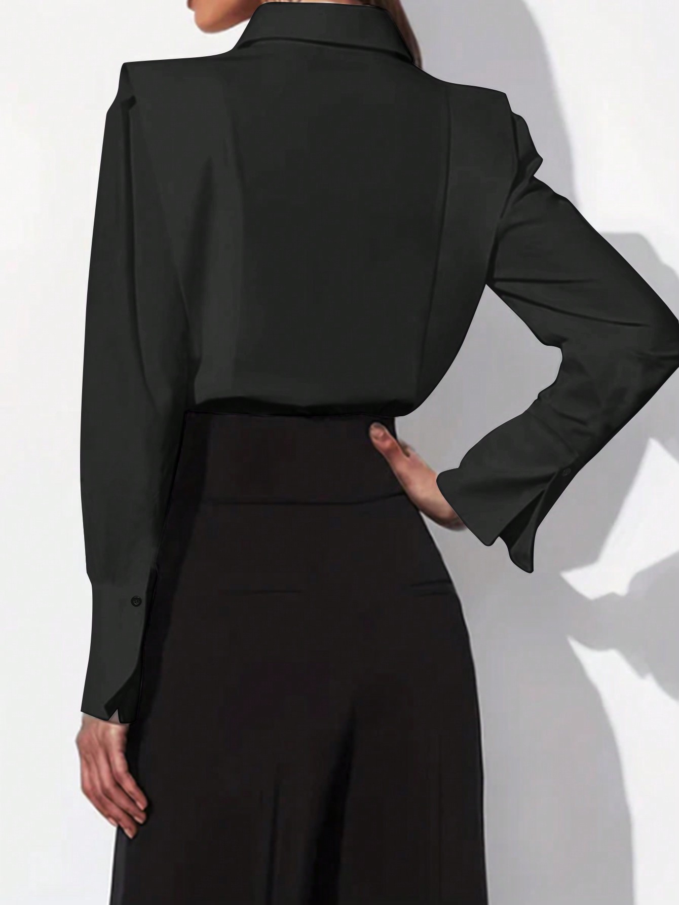 女性用ブラックショルダーパッド付きシャツ、ポイントカラー、長 - Shoulder Pad Set In のレビューと価格